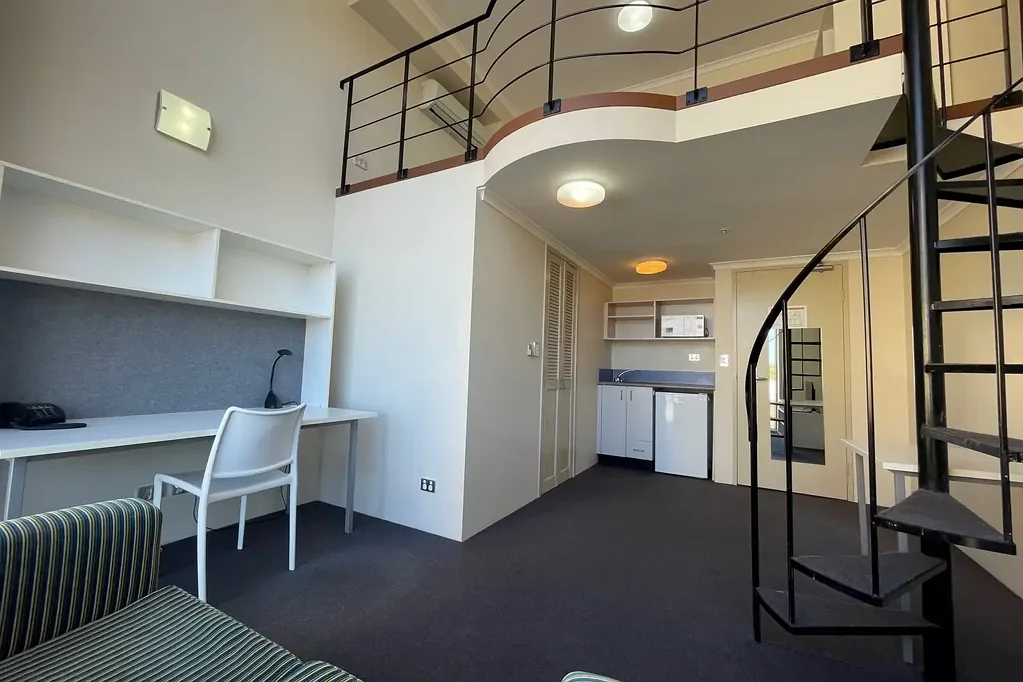 Fully Furnished Loft Apartment in the Heart of Broadway Student Precinct