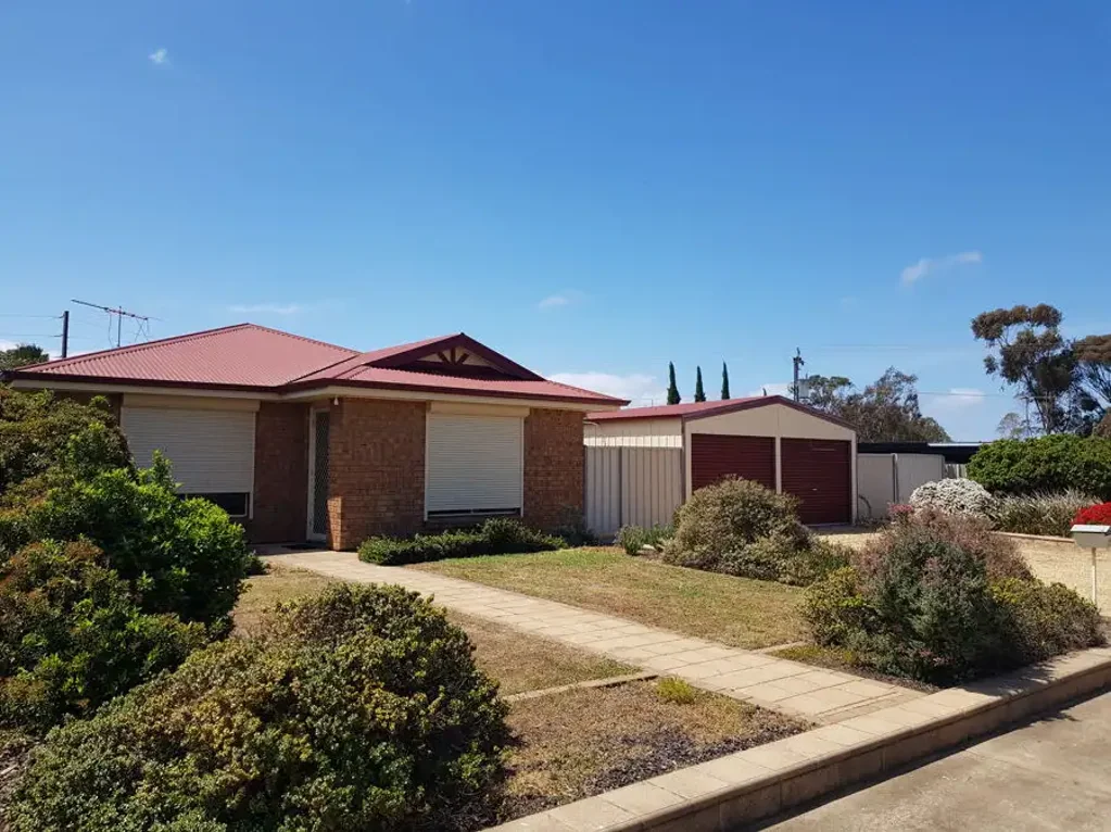 Murray Bridge 3房  Compact home with Caravan Space