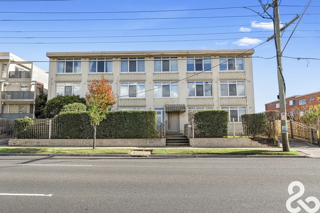 Top-Floor Light-Filled Gem in an Unbeatable Location