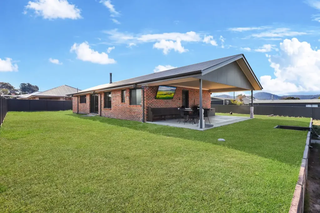 Stanthorpe 4Zimmer Modern Brick Home, Excellent Shed & Outdoor Living