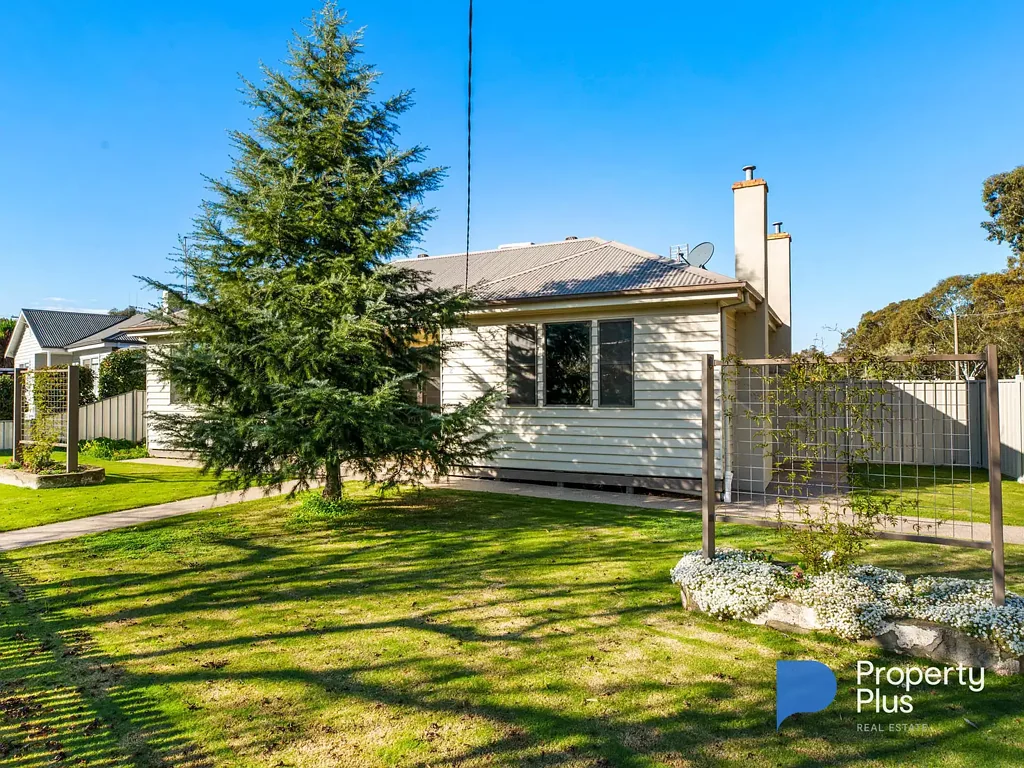 "Charming Home with Spacious Yard in the Heart of Kangaroo Flat"
