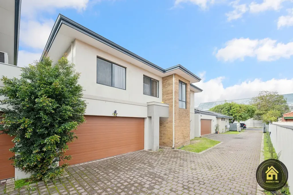 Modern 3x2 Townhouse with High Ceilings & Spacious Courtyard