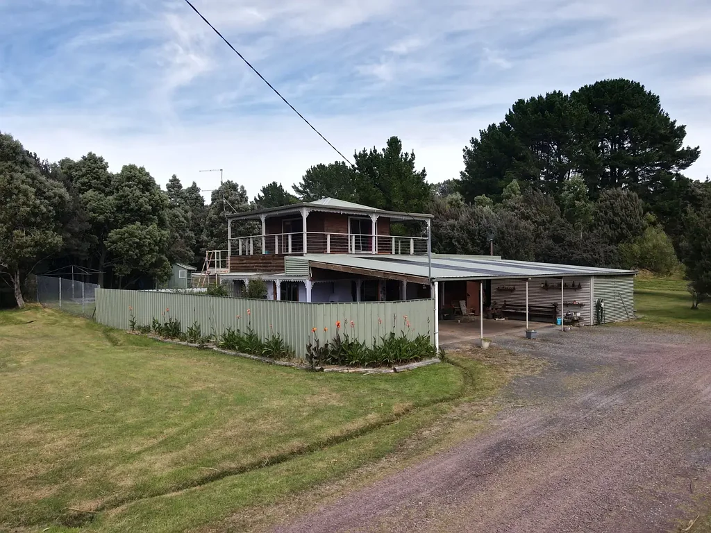 Zeehan 2 Bedroom Charming Two-Storey Retreat on 4,807m² - Space, Privacy & Character!