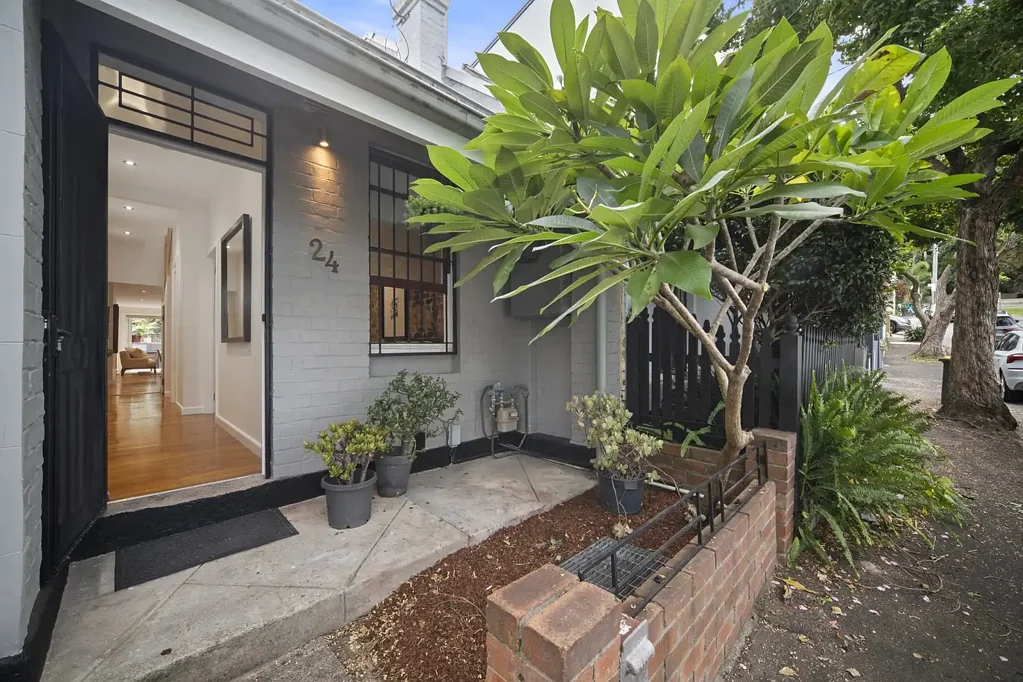 Glebe 2房 Glebe便捷区域 精心翻新两卧 小屋特色舒适 轻轨百米之近 砂岩庭院BBQ 后巷通道停车 Charming Cottage with Rear Lane Access, Designer Updates & Exceptional Future Potential