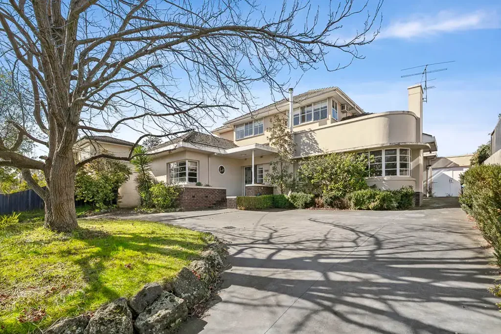 Balwyn North 5房 艺术装饰风格 939㎡阔地 壁炉客厅 主卧套间 双Fisher & Paykel厨房 Miele炉灶 石材岛台 游泳池 日光休息区 公园景观 开发潜力 精英学区 PREMIUM RESIDENTIAL BLOCK WITH PERMITS FOR 8 LUXURY APARTMENTS
