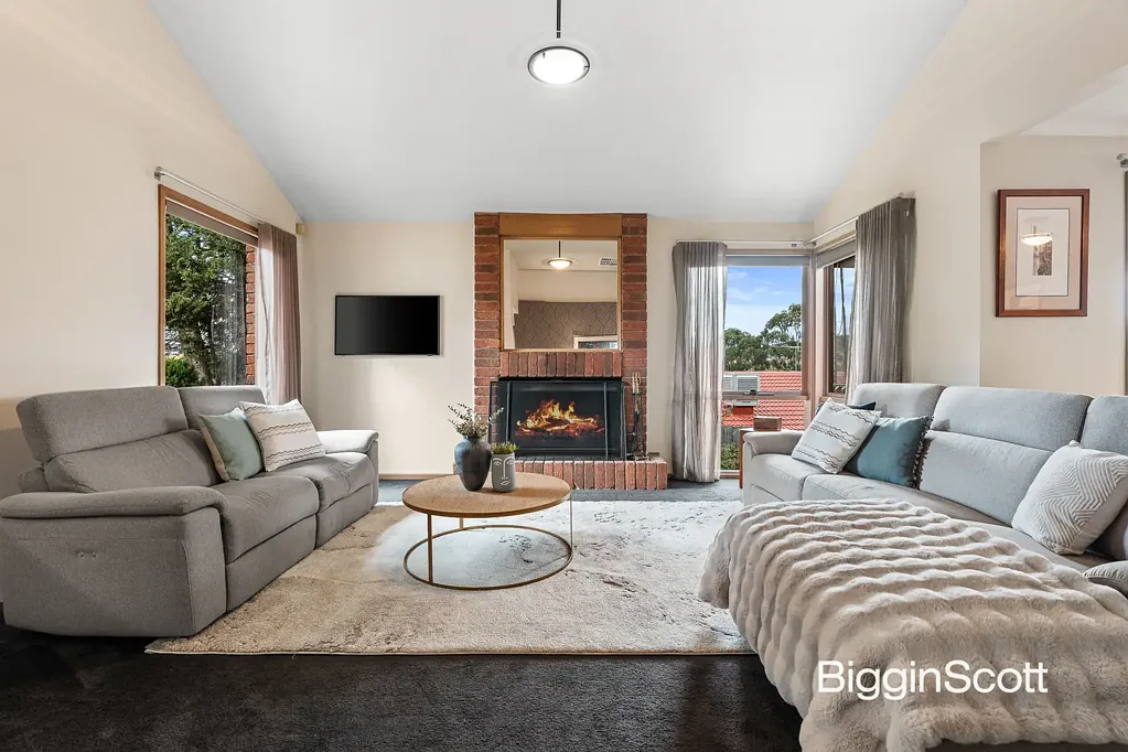 Donvale 5 Slaapkamer FAMILY COMFORT MEETS RENOVATED FLAIR AND BREATHTAKING VISTAS!