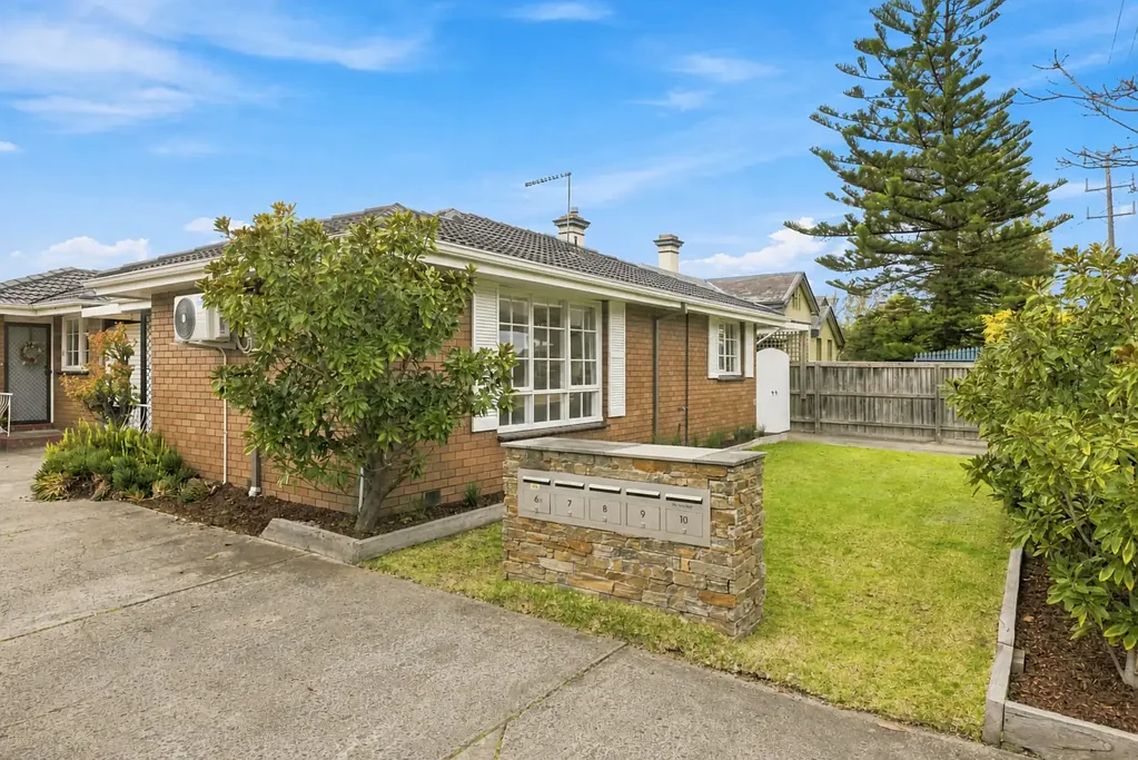 Parkdale 2房 阳光充沛，焕然一新，随时入住 Sun-Filled, Updated & Ready to Go