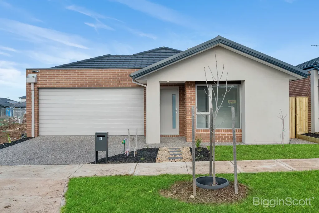 Brand New Modern Family Home in the Heart of Manor Lakes