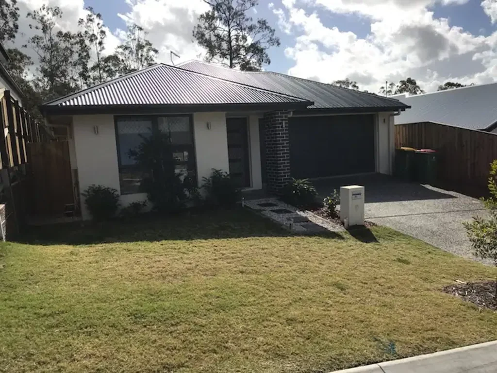 4 BEDROOM HOUSE WITH TWO LIVING AREAS