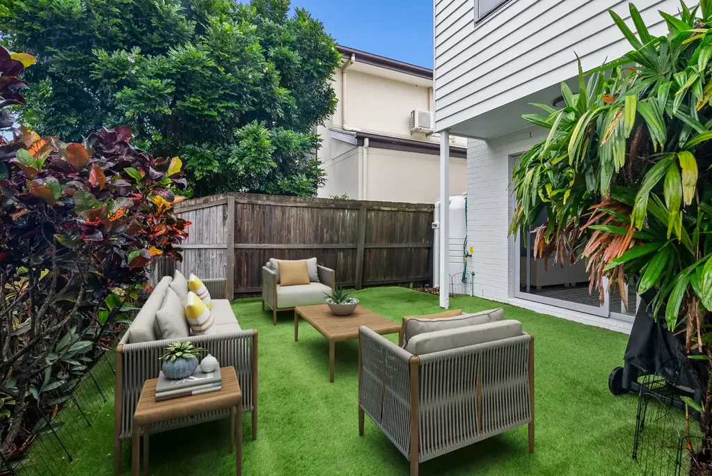 Nundah 3房 四户精品联排 隐私舒适生活 现代厨房石材台面 主卧带套间浴缸 宽敞庭院AstroTurf 低维护好地段 Contemporary Townhouse - Seamless Indoor-Outdoor Living