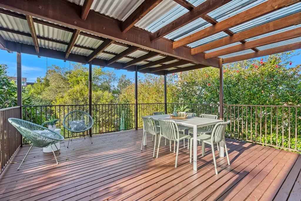 Yeronga 3બેડરૂમ Beautifully Highset Brick Home in Yeronga's Premier Pocket!