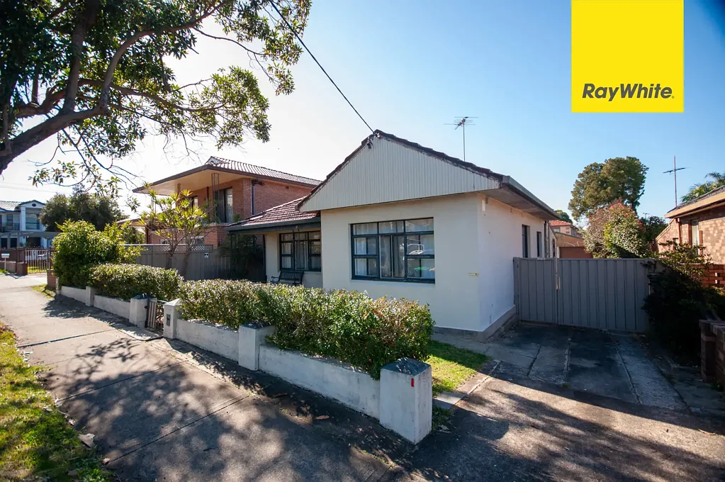 COMFORTABLE FAMILY HOME IN CONVENIENT LOCATION