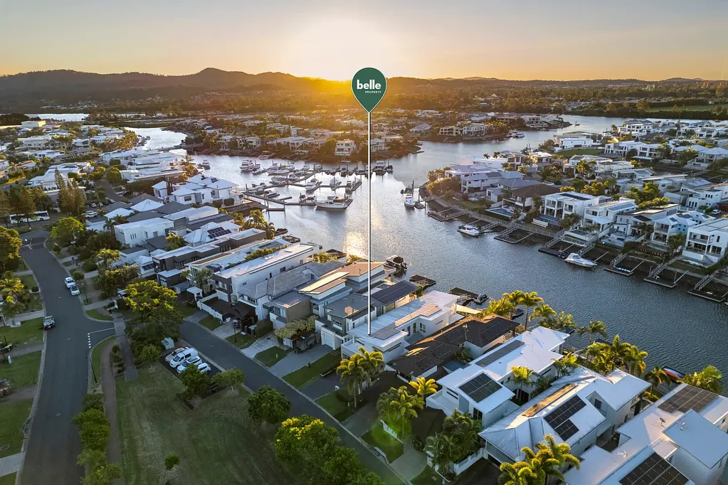 Helensvale 3ਬੈੱਡਰੂਮ Immaculate Waterfront Residence with Designer Touches & Dream Master Suite