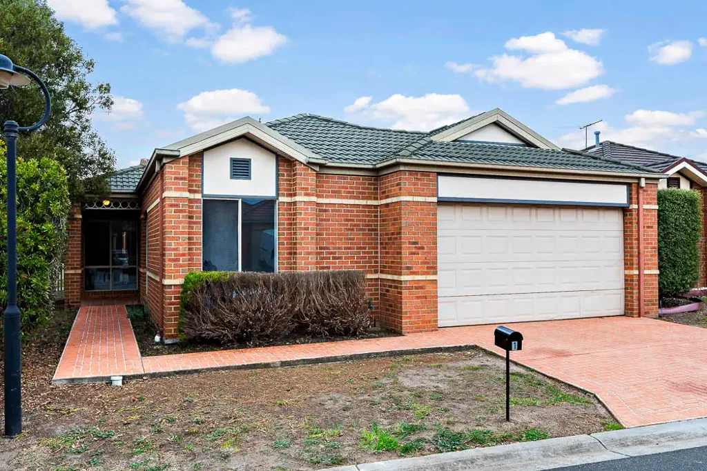 Taylors Hill 3房 Watervale Estate精美单层住宅 461平方米占地 两个起居区 开放式厨房 三间宽敞卧室 新粉刷全新地毯 充足自然光线 优质设施&便利设施 靠近学校&购物中心 理想选择！ Single Level in the Watervale Estate