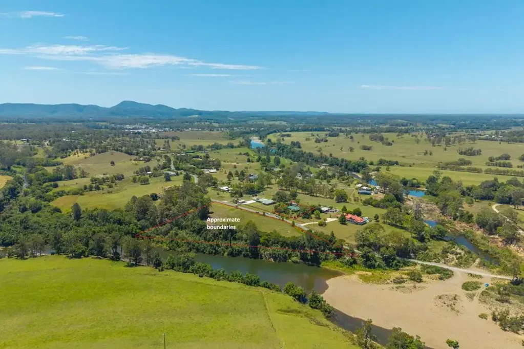 Beechwood QUAINT COUNTRY COTTAGE in BEECHWOOD, ROOM FOR THE PONIES, RIVER FRONTAGE