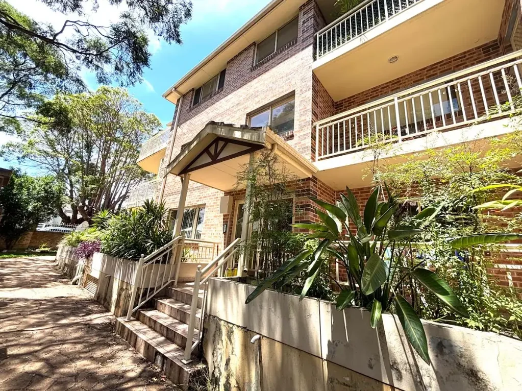 Oversized Apartment With Lock-up Garage