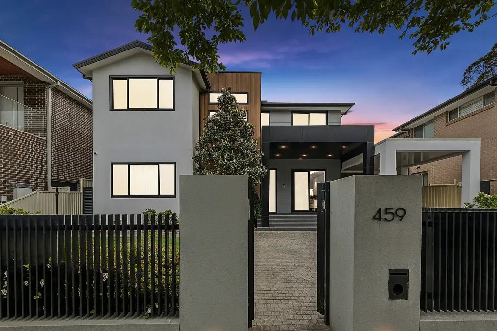 Georges Hall 7房 双居住宅典范 精美装修 多个起居区 现代厨房 五卧主卧套房 步行公交站 保护区近邻 Lavish home reveals prime dual living opportunity