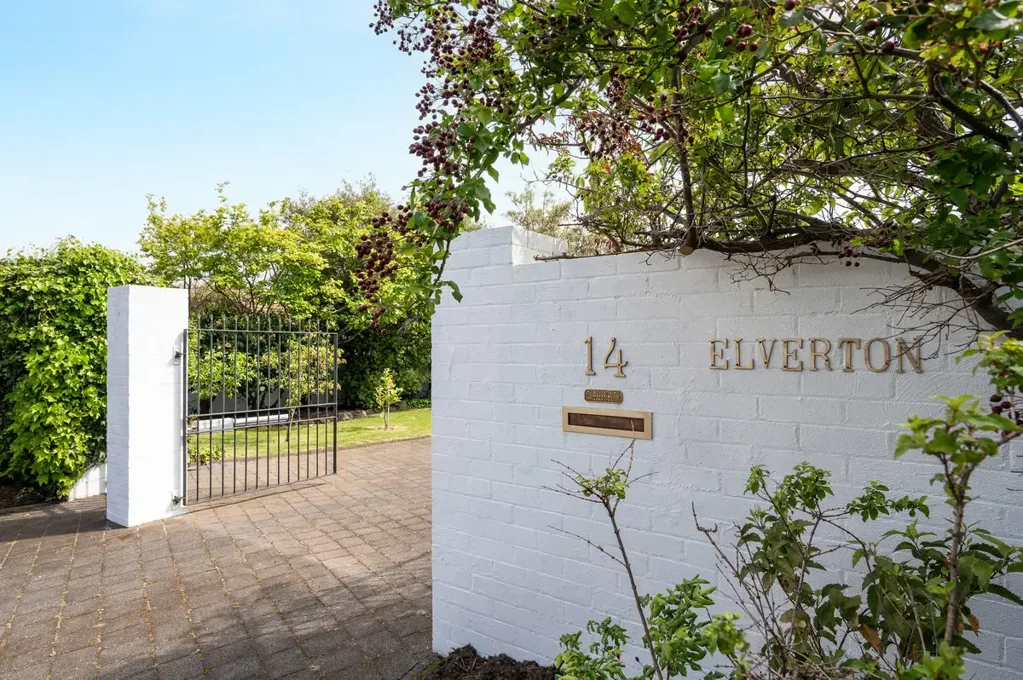 Sandy Bay 4房  A landmark family residence with timeless appeal