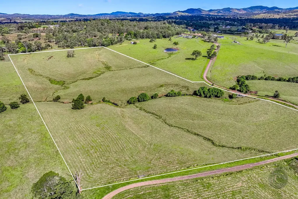 Jones Hill  Rural Holding Close To Town