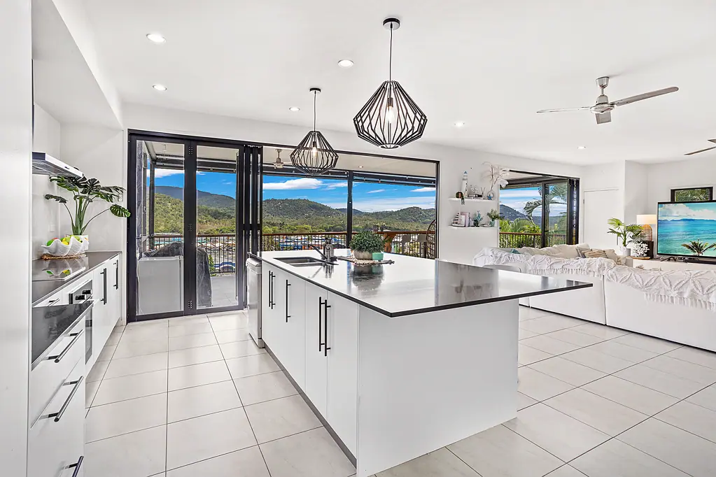 20 Whitehaven Crescent, Cannonvale, QLD 4802