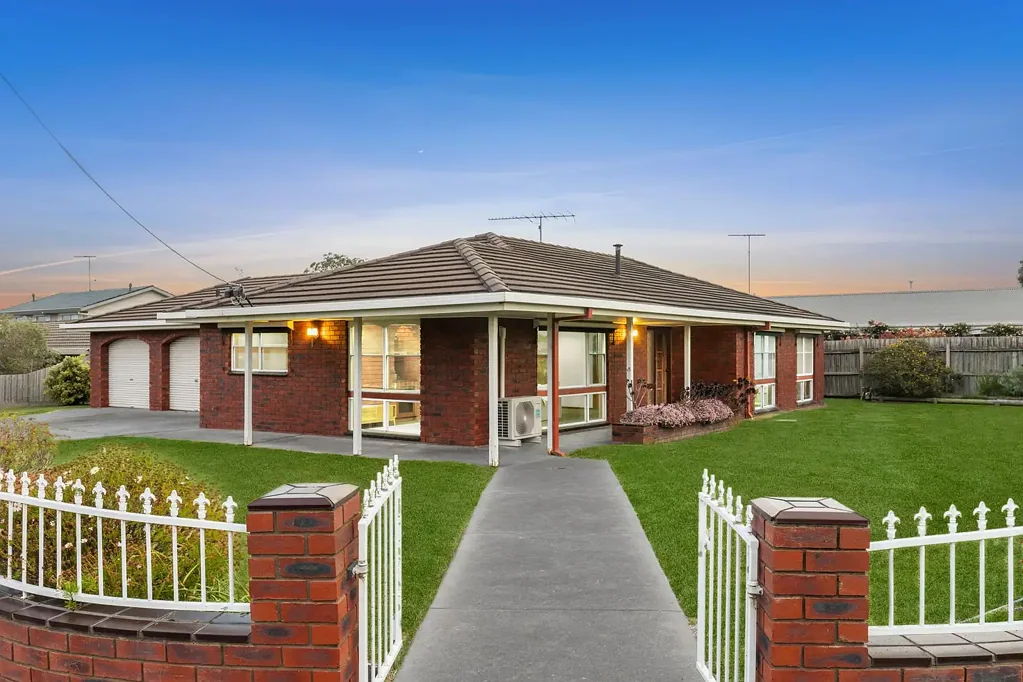 Highton 5 Slaapkamer Rare Dual-Dwelling Opportunity on Expansive Corner Allotment