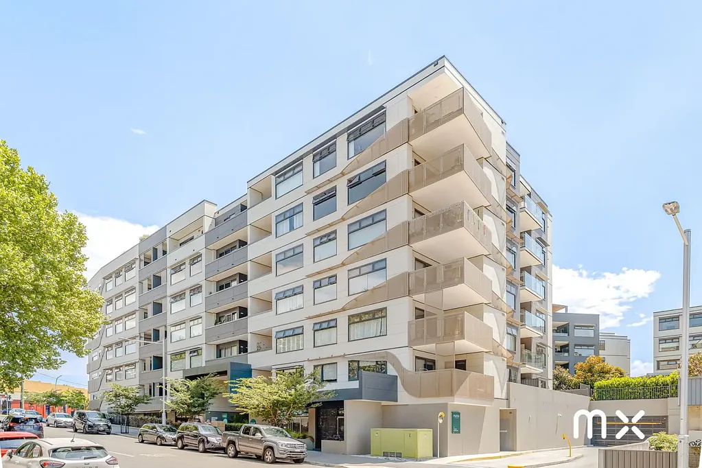 Wollongong 1房 现代生活方式，便利舒适  带SMEG电器的厨房  开放式布局客厅餐厅  内置衣柜卧室通阳台  中性色调浴室  分体式空调  内部洗衣房带烘干机  安全停车位额外存储空间  天台露台全景观赏  维护良好公共区域  税费水费地产管理费详细明细 The Highlight