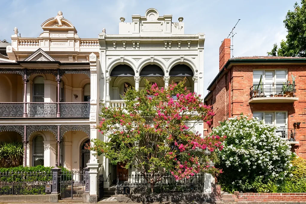 East Melbourne 3房 城市边缘瑰宝 无遮挡MCG景 现代舒适空间 Gaggenau厨电 主卧带露台 高尚社区生活 Timeless elegance under the fronds of the MCG