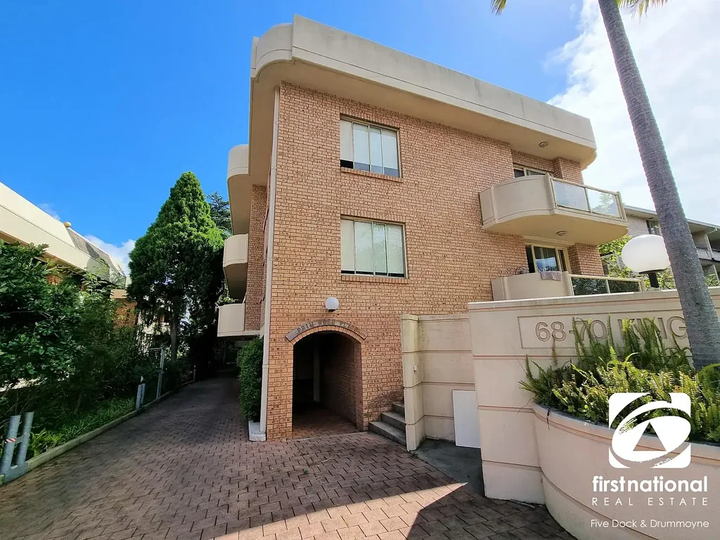 HUGE APARTMENT WITH DOUBLE LOCK-UP GARAGE