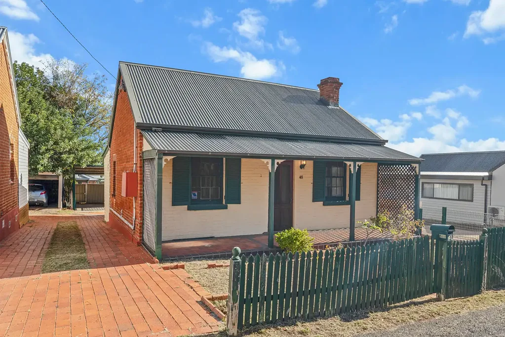 Tamworth 3 Bedroom Charming Home in Prime East Tamworth Location!