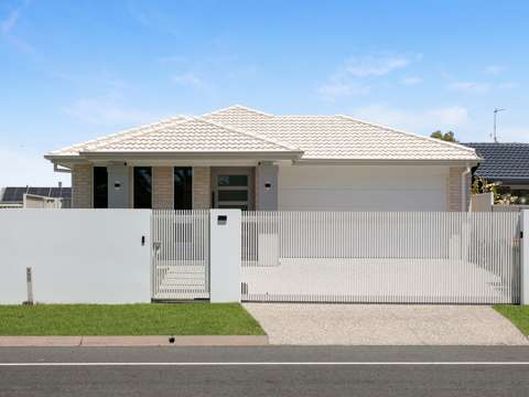 Mermaid Waters 4 Bedroom Turn-key Residence in a Sought-after Suburb