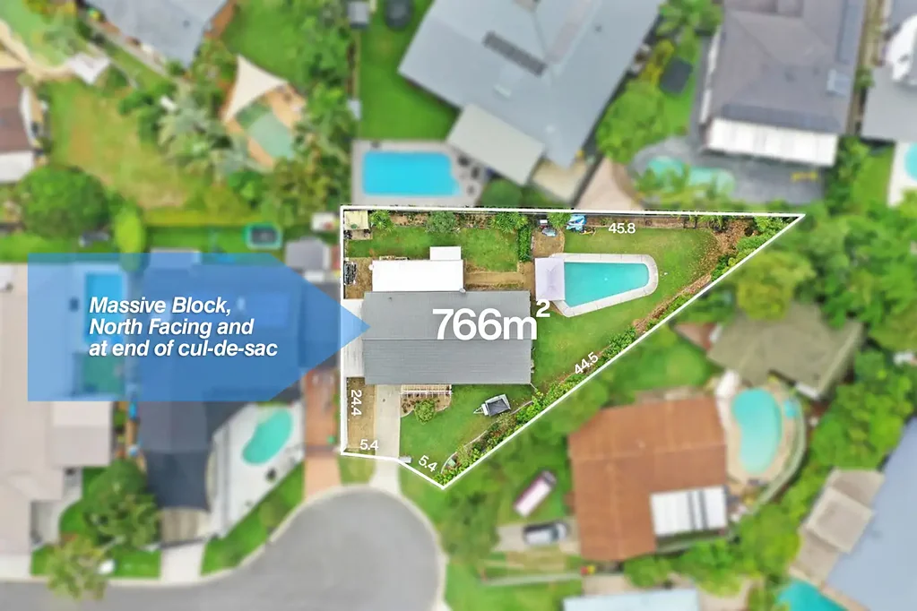 Burleigh Waters 3غرفة نوم 700m to Burleigh Beach - Massive 766sqm block within a Quiet Cul-De-Sac