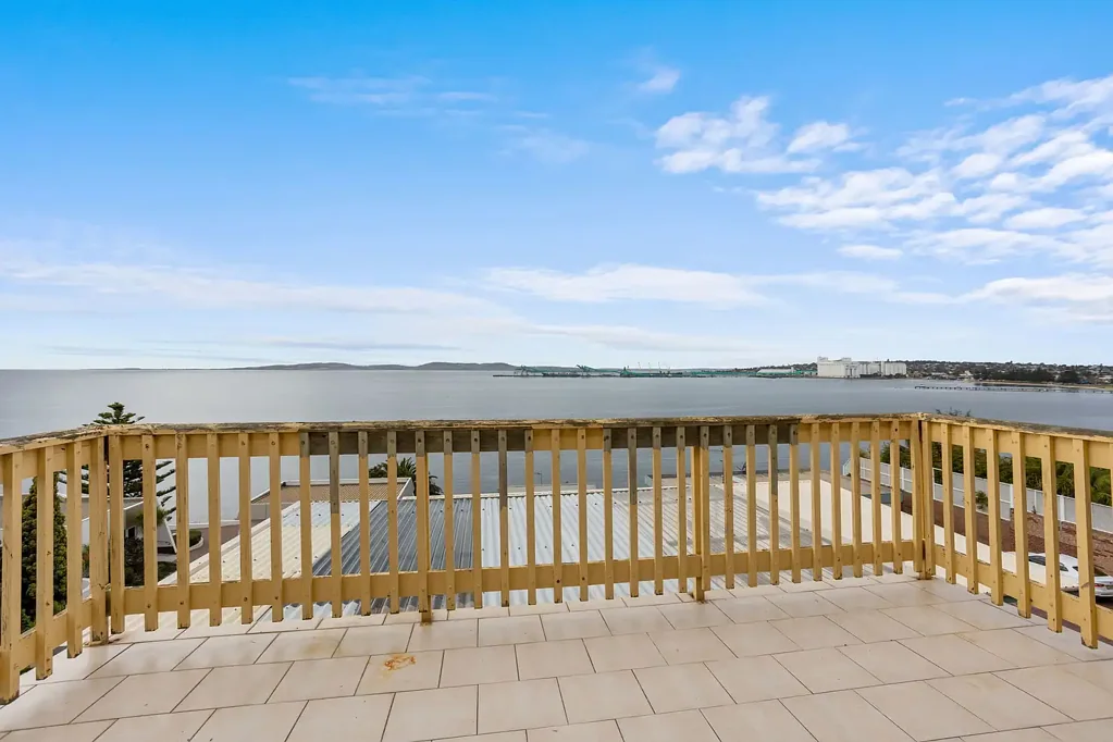 Port Lincoln 3 Bedroom Prime Position & Potential – Central 3 Bedroom Unit with Bay Views