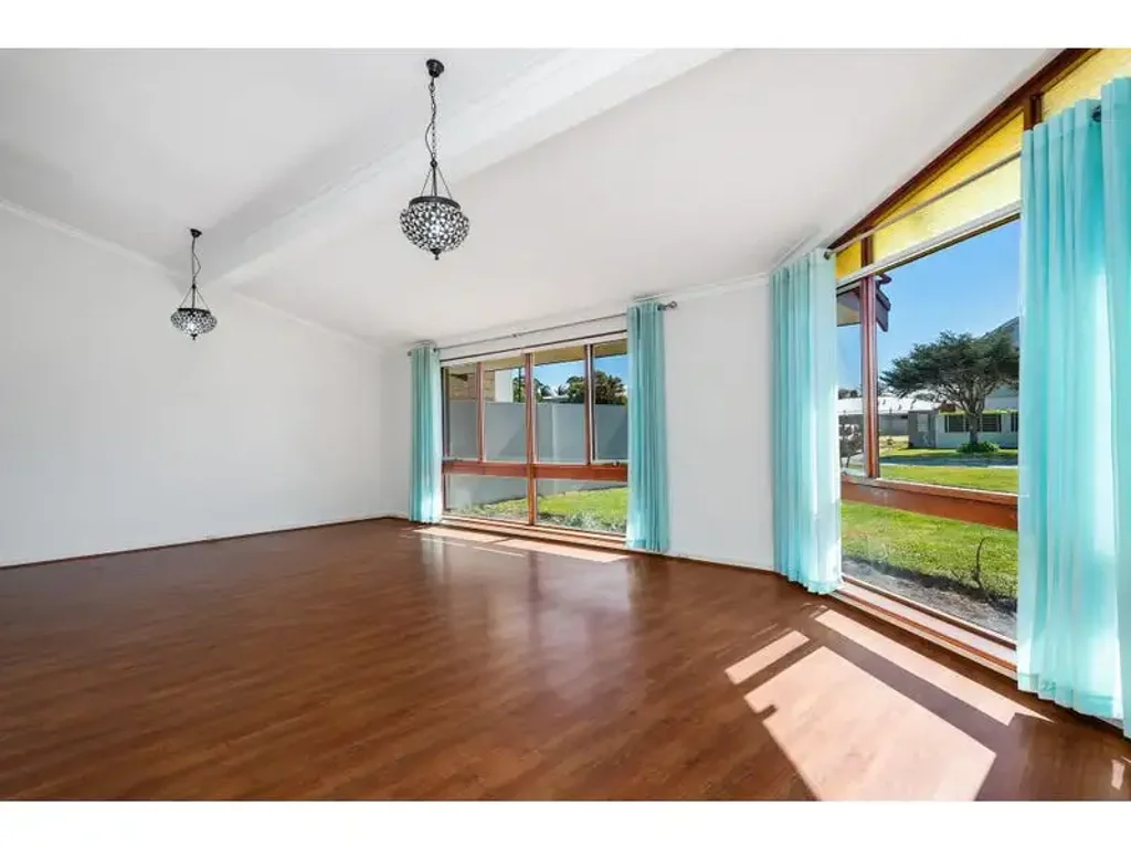 Spacious 3 bedroom, 1 bathroom family home with external office/gym - Stroll to the Swan River