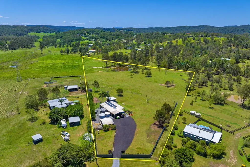 The Palms 3 Bedroom Small Acreage Living!