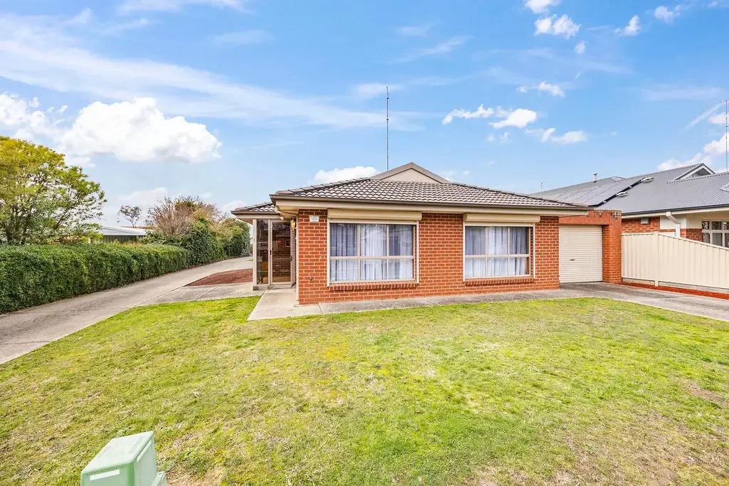 Wendouree 2 Bedroom A Spacious Unit In Sought After Locale.