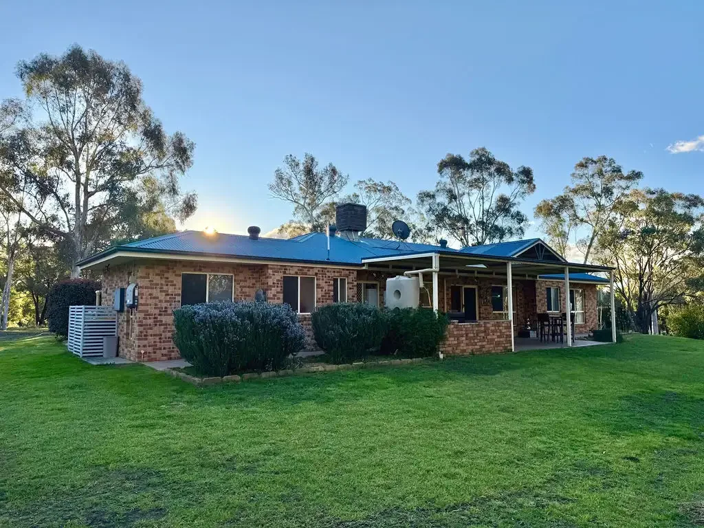 Coonabarabran 4Zimmer Rural Living on Approx. 5 Acres with Four bedroom brick home