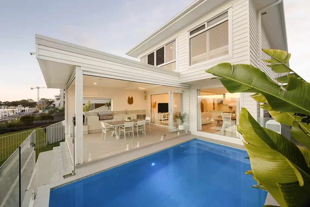 Pelican Waters 4ਬੈੱਡਰੂਮ ​Elegant Entertainer: Waterfront with Pontoon & Ocean Access