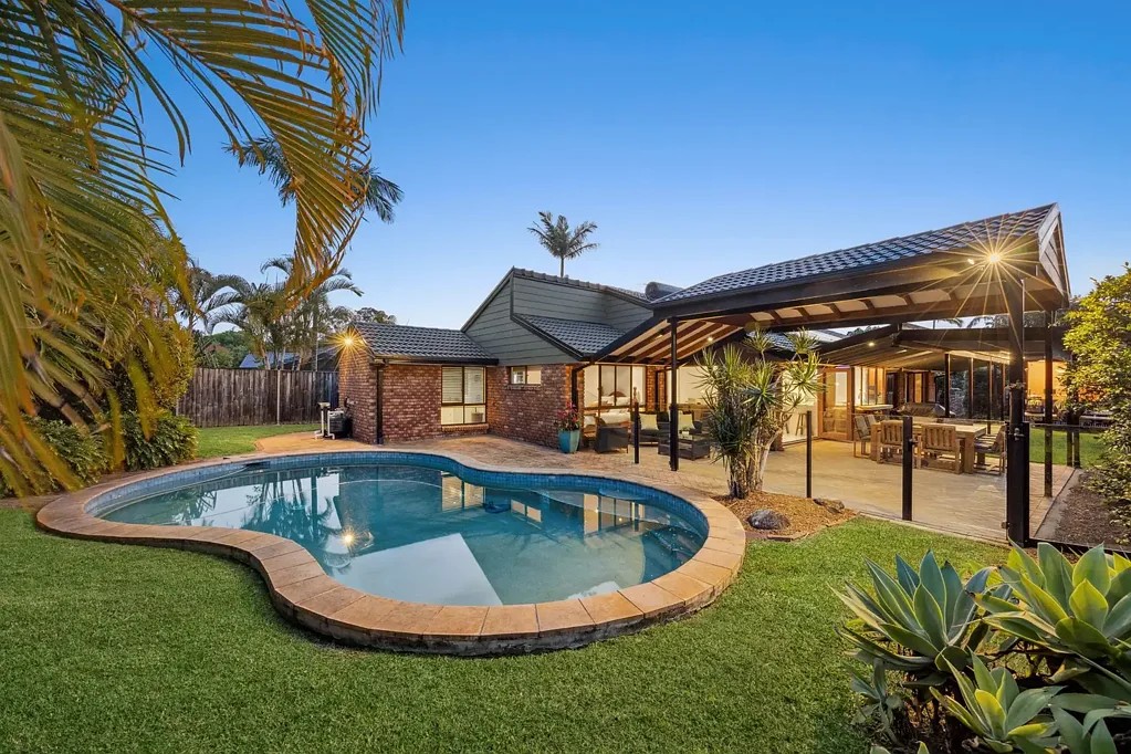 Ashmore 5બેડરૂમ SPACIOUS FAMILY HOME LOCATED IN "PARADISE RIVER ESTATE" ON A QUARTER ACRE BLOCK (1040M2) WITH THE OPTION OF CREATING DUAL LIVING