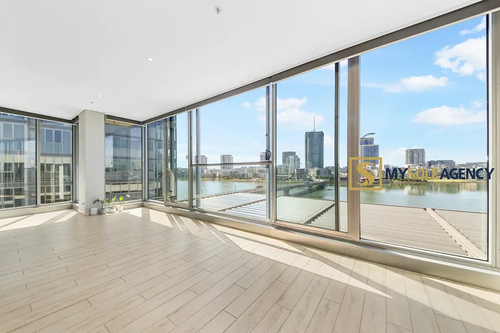Breathtaking North-East Corner Apartment with Stunning Waterviews