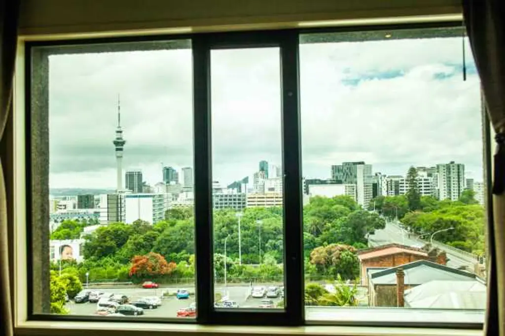 Auckland Central 1Moenga Views out to the Harbour and City! Spacious!
