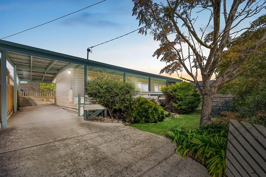 Dromana 2 Bedroom Charming coastal cottage on generous 604sqm Block