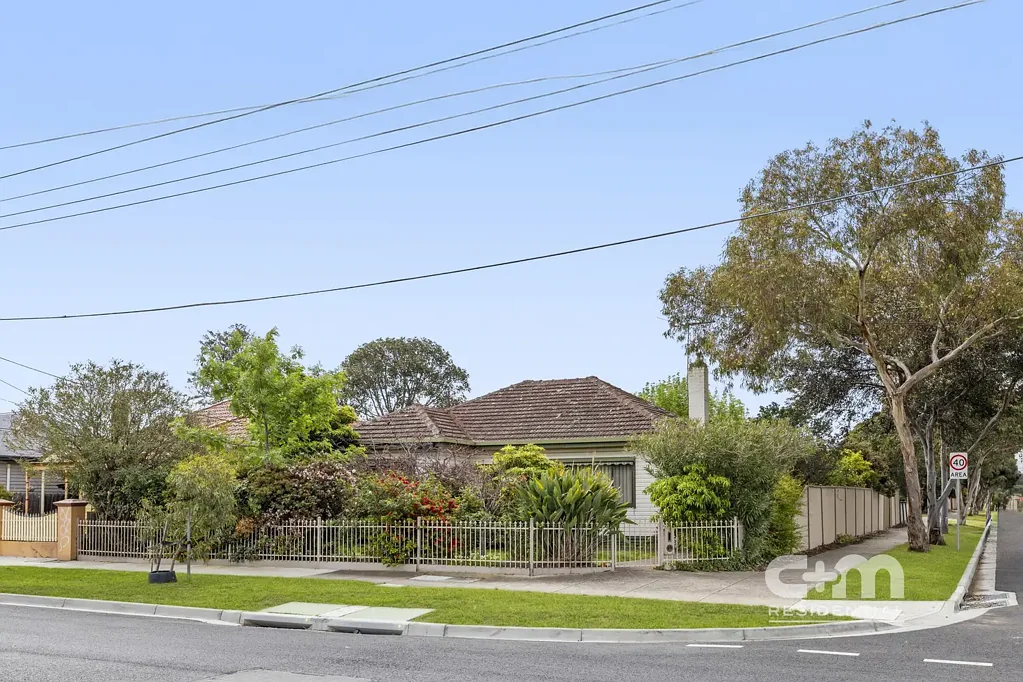 Hadfield 3房 转角地块576平米 朝北后院 三卧宽敞 近邻学校公园 无限潜力 Corner the Opportunity w/ ~576m2