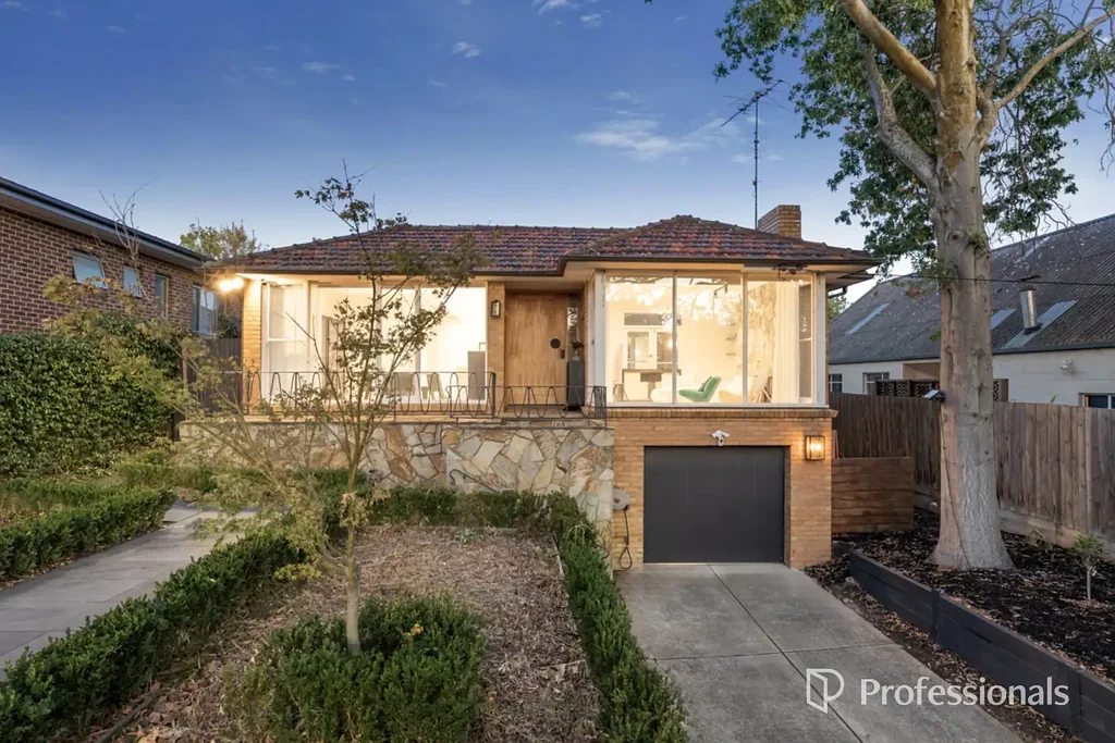 Balwyn North 3房 经典翻新住宅 光线充足 现代厨房 灵活空间 私密花园 步行便利 公园环绕 交通便捷 Renovated mid-century charm with lifestyle at your door