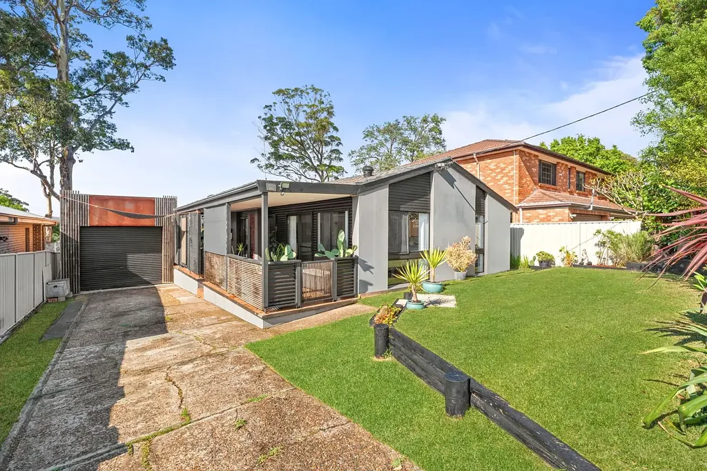 Berkeley Vale 4બેડરૂમ Single-Level Home with Water Views and Rear Studio
