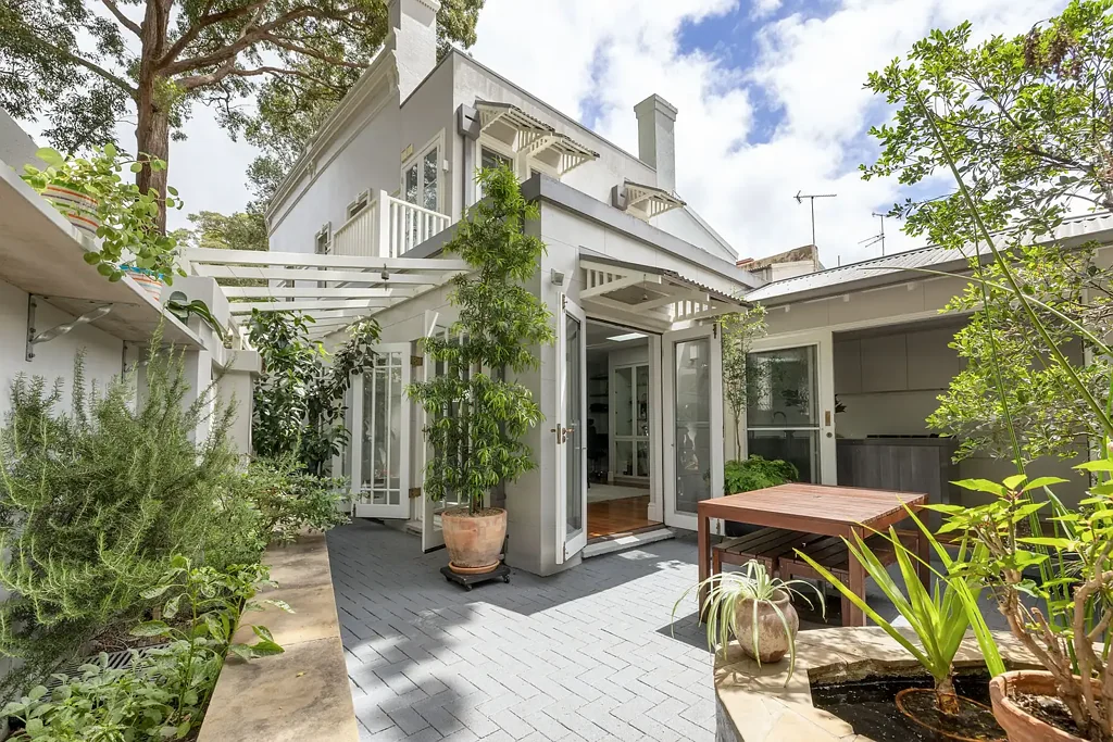 Redfern 4房 双街角联排 优质木地板 高配厨房 双层浴室 私享庭院 双车位 多功能布局 Substantial corner terrace with high-end remodel