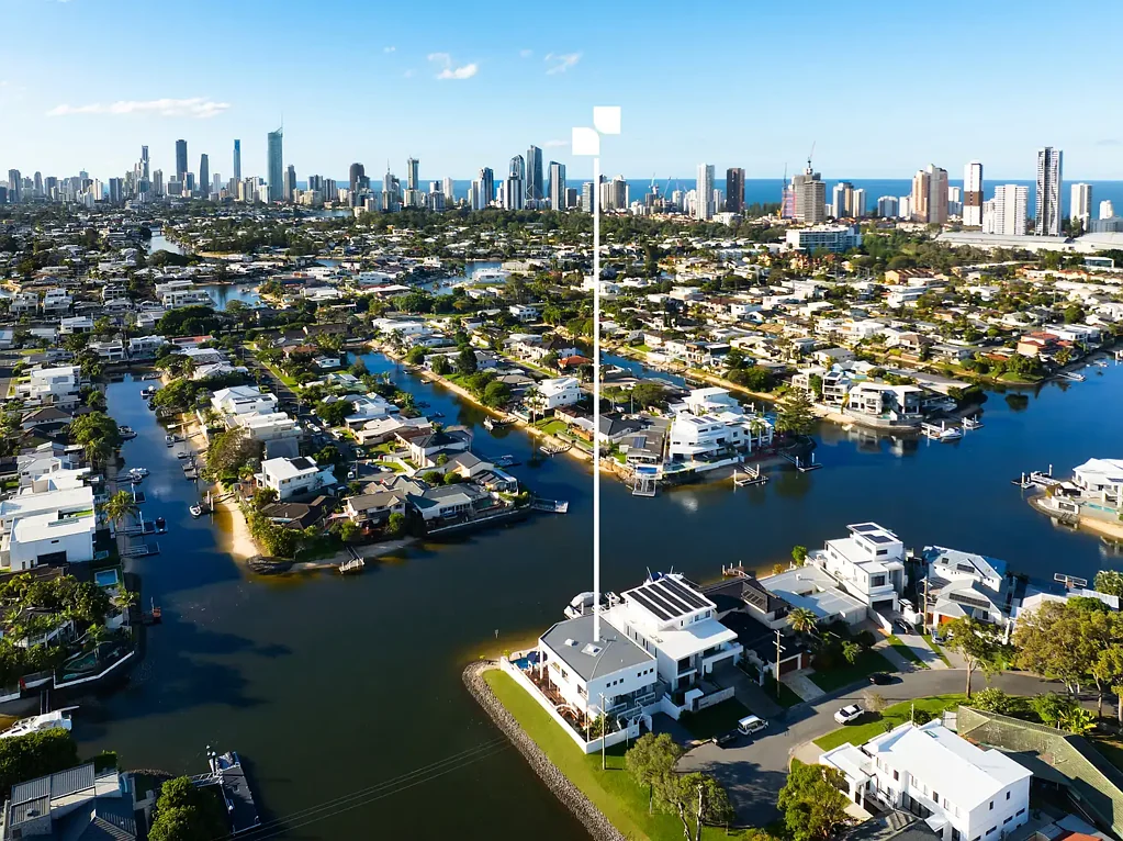Broadbeach Waters 5कमरा North facing point position. 50 metres of water frontage. Boat access from the basement.