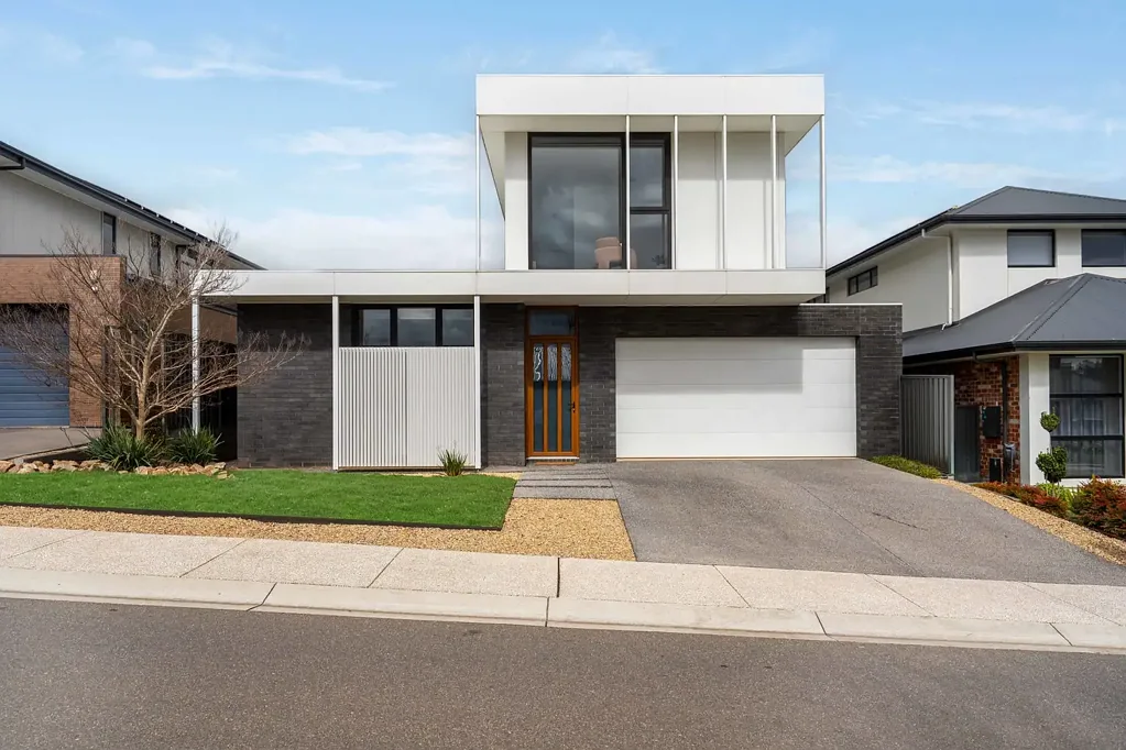 Craigburn Farm 4 Slaapkamer Custom Built Class Against a Sturt Gorge Backdrop.