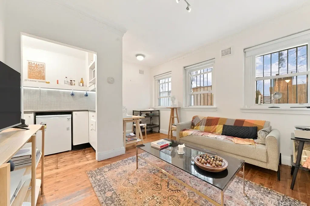 Potts Point 1Zimmer Bathed in beautiful morning light and quietly nestled on sought-after Tusculum Street, the apartment captures the quintessential Potts Point lifestyle