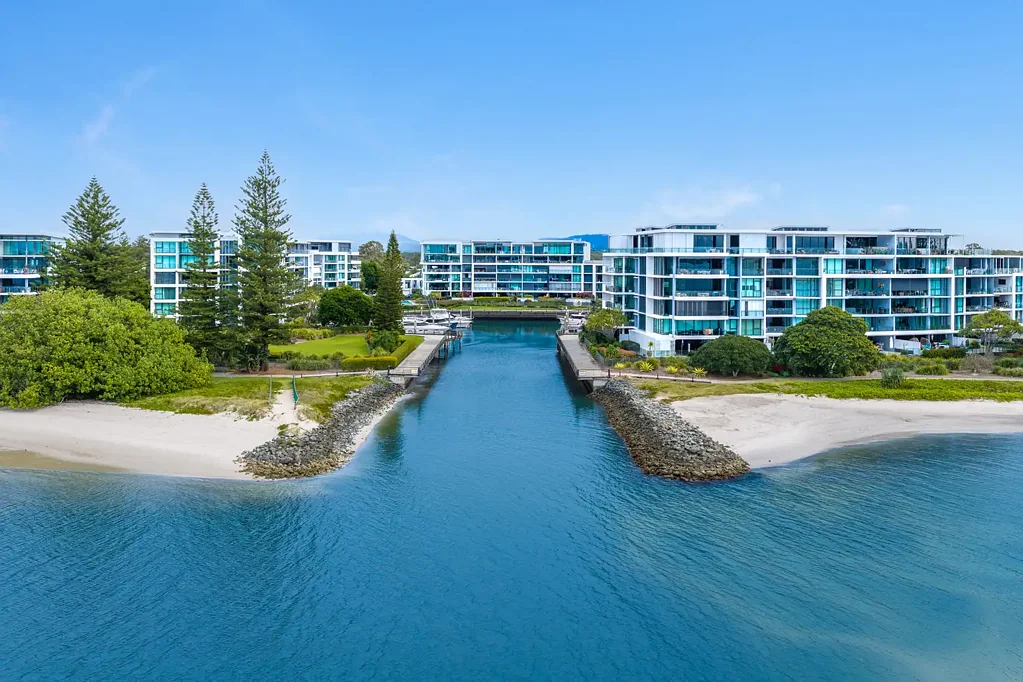 Hollywell 2ห้องนอน Prestigious North-Facing Waterfront Residence with Marina & Broadwater Views