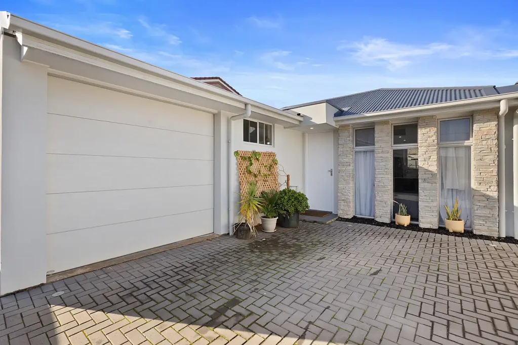 Contemporary Homette Living in Oaklands Park